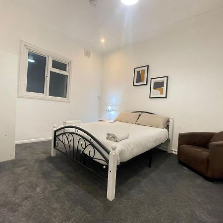 Private Double Room In Stratford 런던 외부 사진