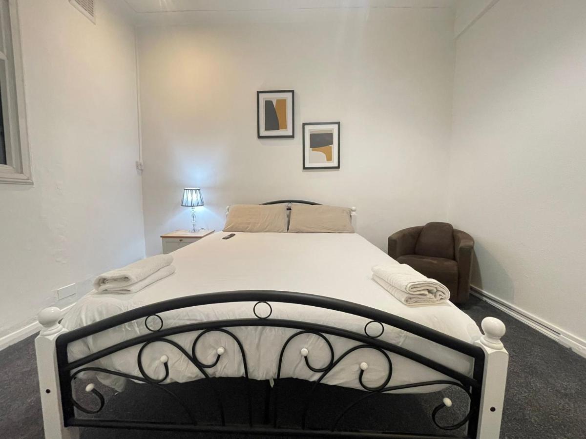 Private Double Room In Stratford 런던 외부 사진