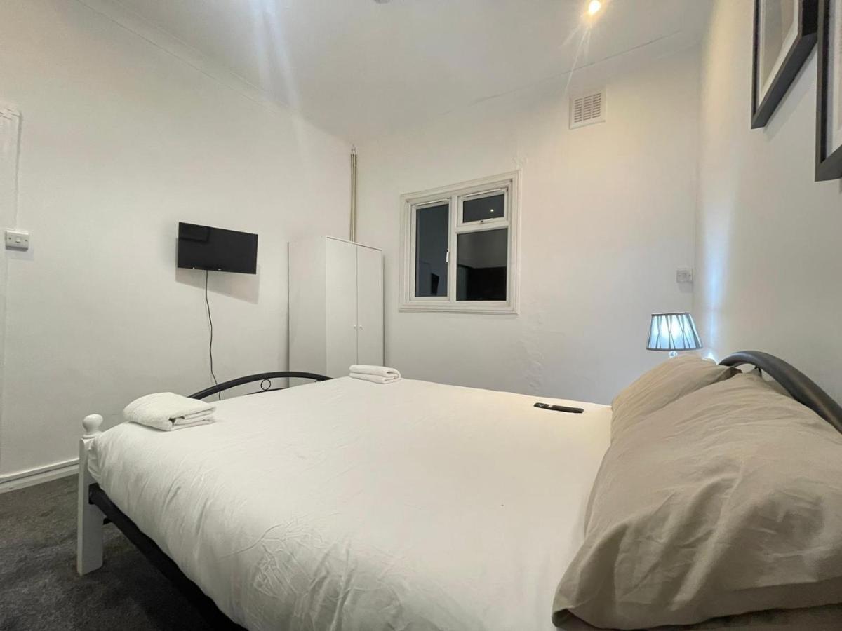 Private Double Room In Stratford 런던 외부 사진