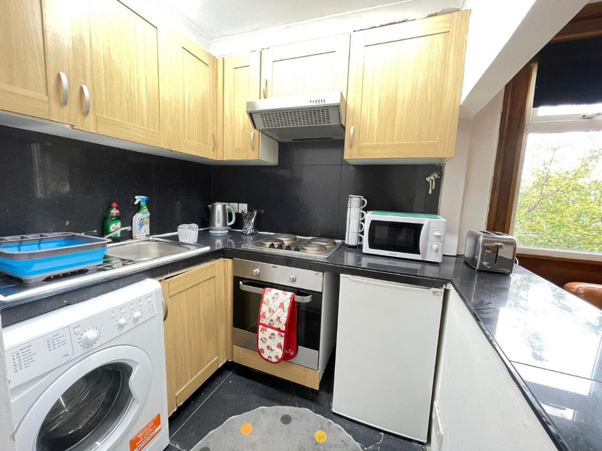 Private Double Room In Stratford 런던 외부 사진